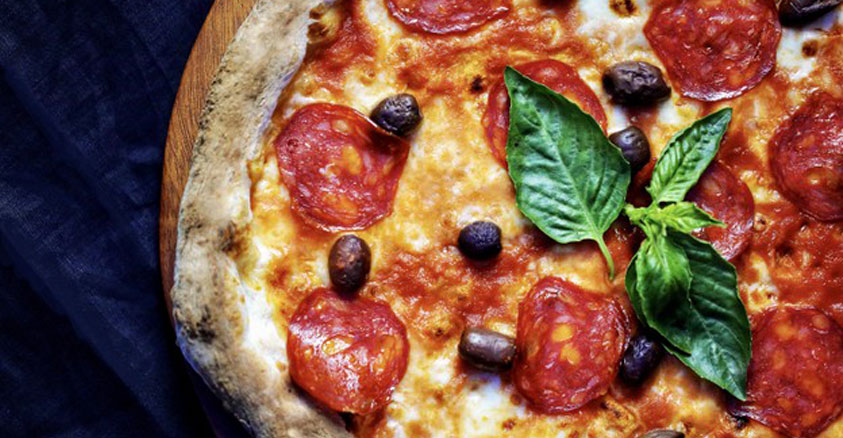 5 segreti per cuocere una pizza perfetta nel forno a legna
