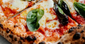 Segreti della Pizza Napoletana: Tecniche Tradizionali e Moderni Adattamenti